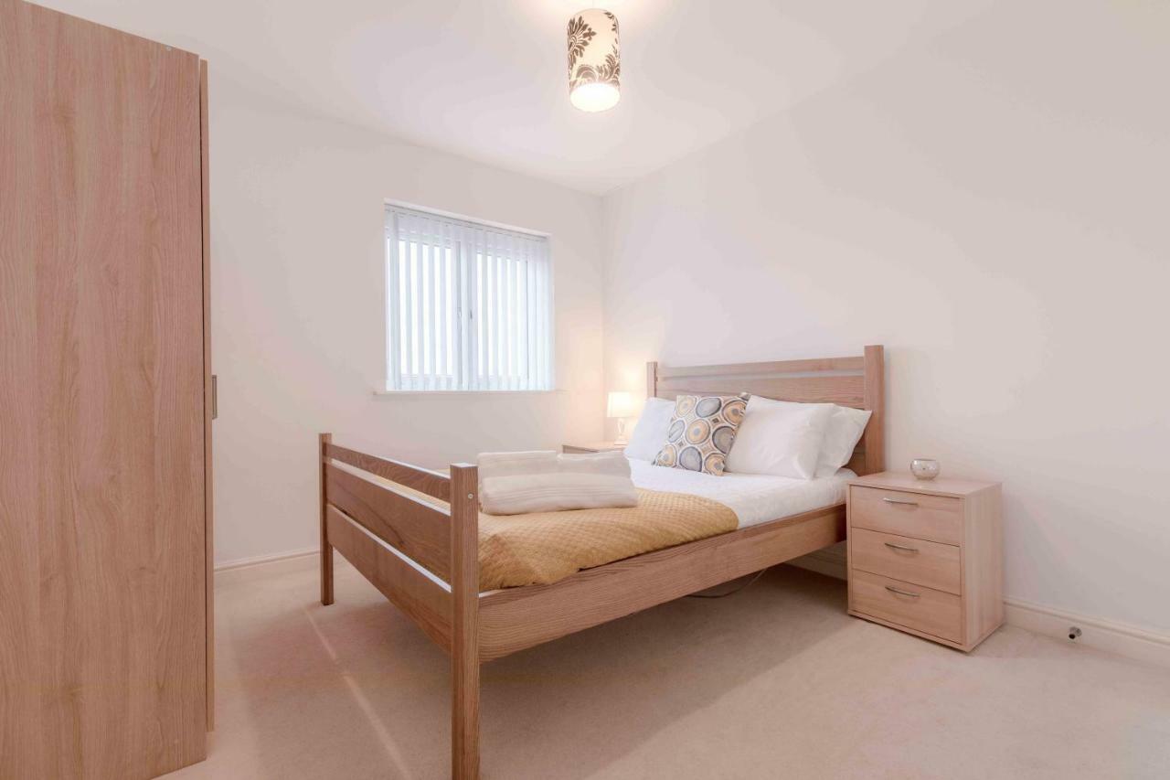 The Penthouse @ Waterside Grange Appartement Slough Buitenkant foto