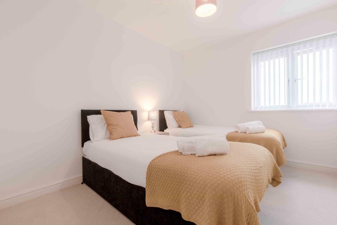 The Penthouse @ Waterside Grange Appartement Slough Buitenkant foto