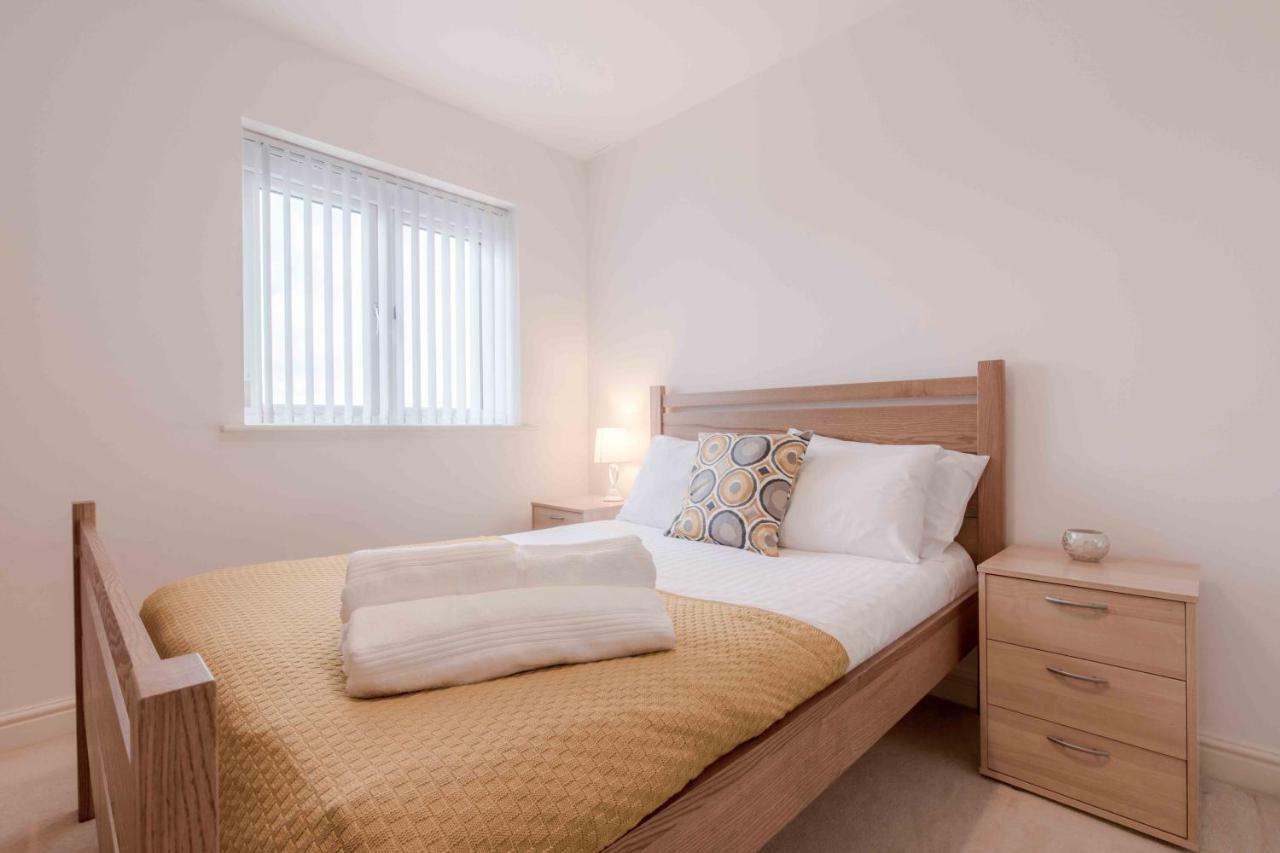 The Penthouse @ Waterside Grange Appartement Slough Buitenkant foto